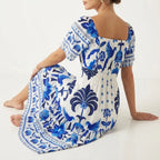 vestido-curto-estampado-chic-sentado