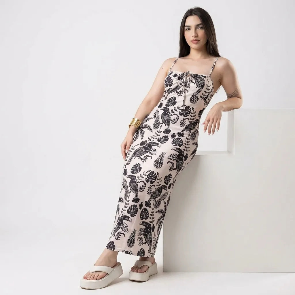 vestido-florido-midi-laure-encostado